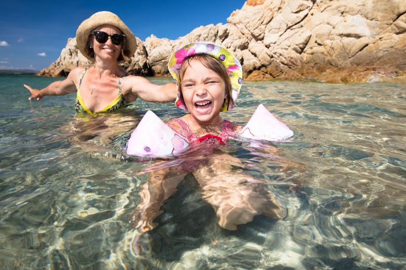  Eine Mutter mit Kind im Meer im Italien Urlaub mit Kindern am Meer All Inclusive
