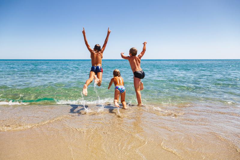  Kinder plantschen im Meer im Italien Urlaub mit Kindern eigene Anreise