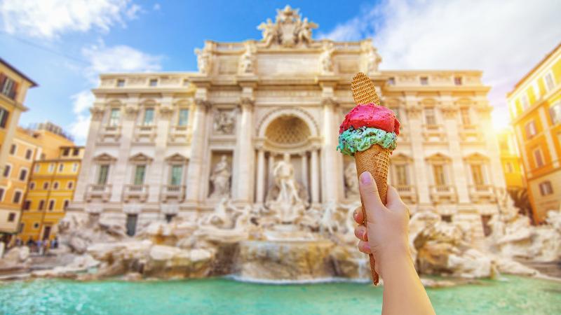  Eine Kinderhand hält ein Eis in Höhe im Italien Urlaub mit Kindern günstig