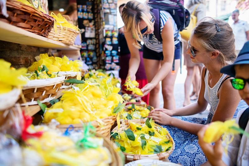  Eine Mutter mit ihrem Kind auf dem Markt im Italien Urlaub mit Kindern günstig