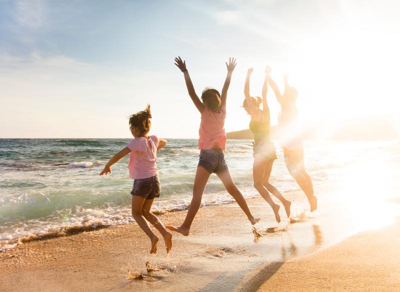  Kinder spielen am Strand im Italien Urlaub mit Kindern günstig