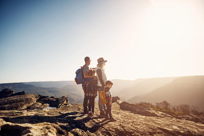 Eine Familie genießt die atemberaubende Aussicht auf die Berge während eines Kinderurlaubs