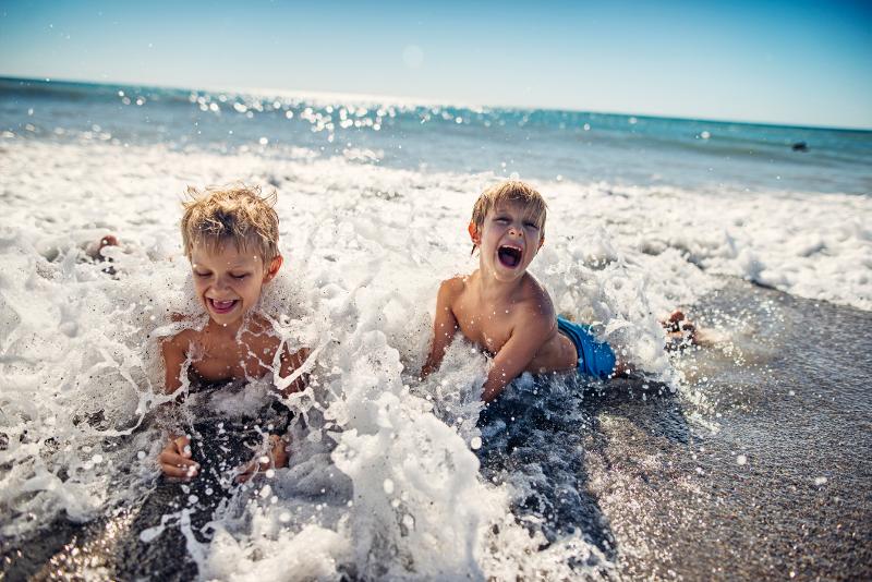  Brüder haben Spaß im Meer im Familie Kurzurlaub Deutschland
