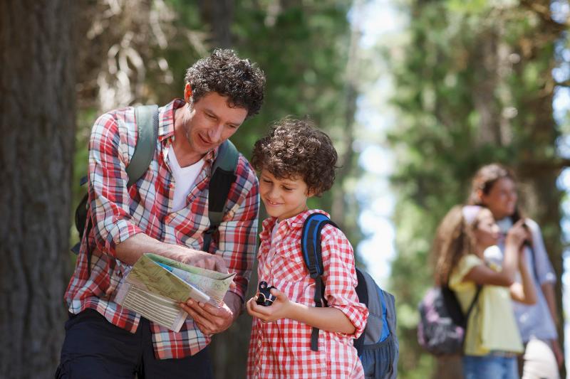 Vater und Sohn am Karte Lesen in der Natur