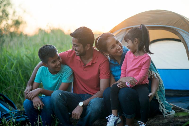 vier köpfige Familie beim Campen