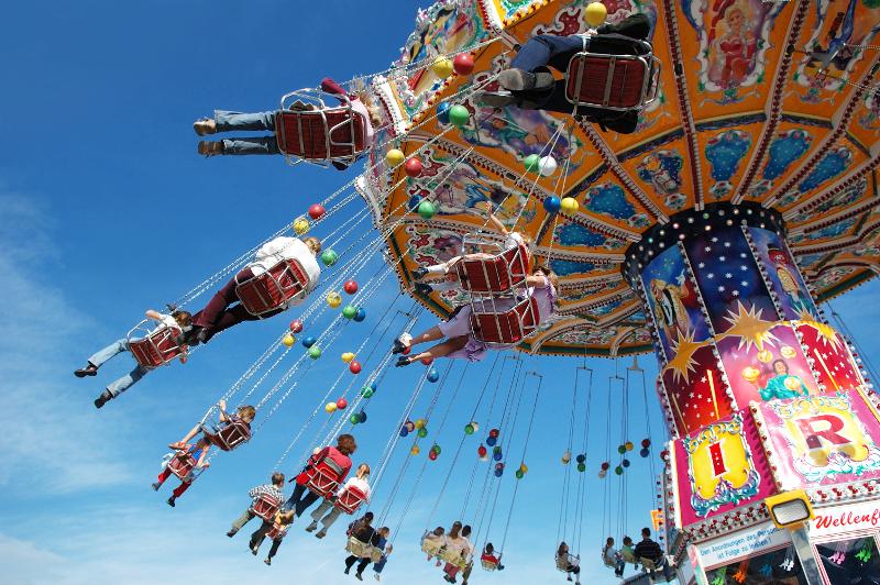 Ein buntes Kettenkarussell mit Menschen im Kurzurlaub mit Kindern Bayern