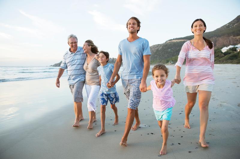 Ein Familie mit mehreren Generationen macht im Kurzurlaub mit Kindern Mallorca ein Selfie