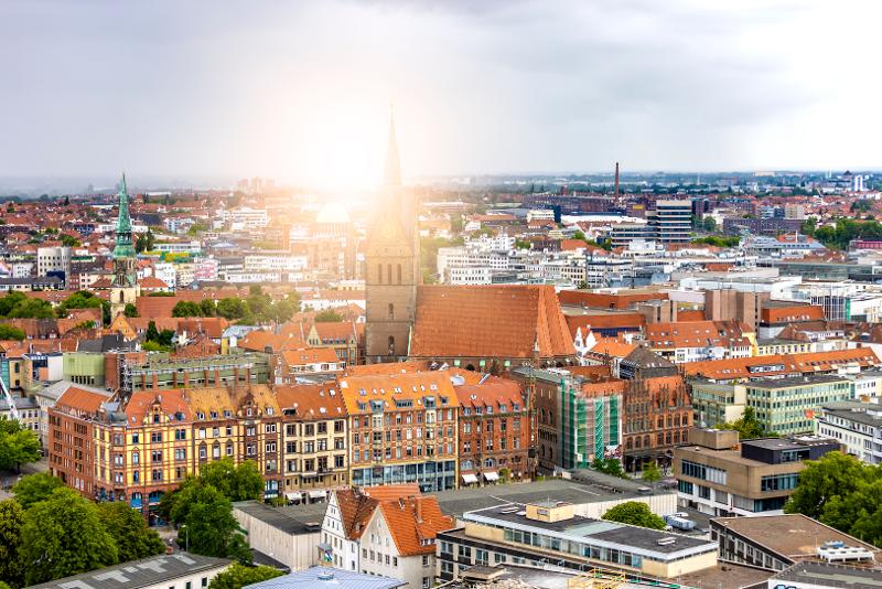 Ausblick auf Hannover mit Kirche, Häusern, Sonnenschein im Kurzurlaub mit Kindern Niedersachsen
