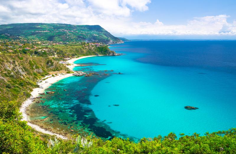  Das blaue Meer und feiner Sandstrand im Last Minute Familienurlaub Italien