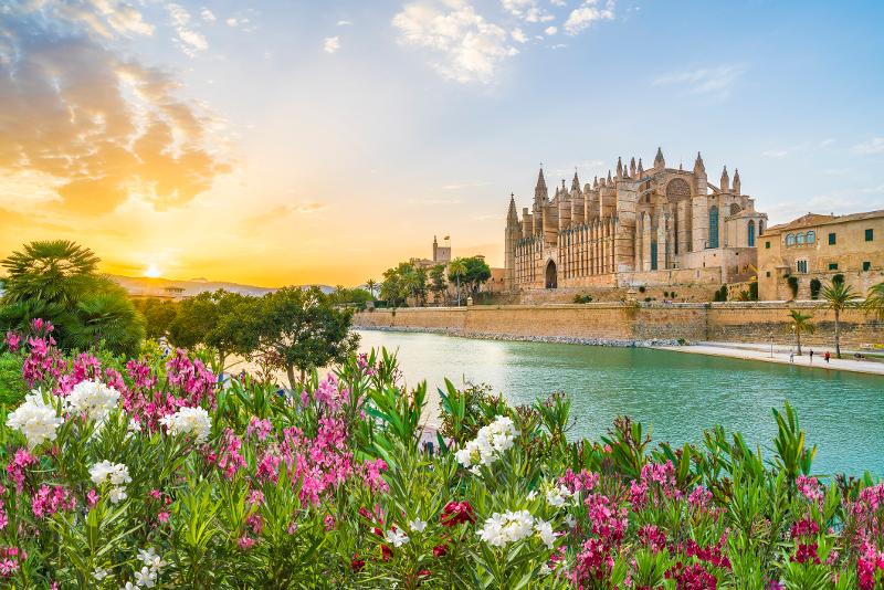 Sonnenuntergang an der Cathedrale von Palma de Mallorca im Mallorca Urlaub mit Kindern All Inclusive zum Sonnenuntergang am Meer