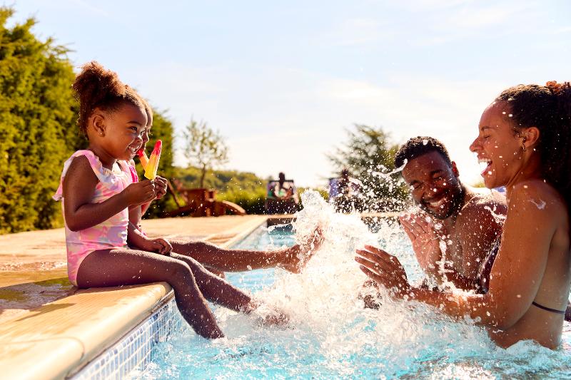Eltern und Kind sind im Mallorca Urlaub mit Kindern All Inclusive am Pool