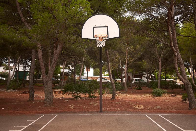 Ein Basketballplatz im Menorca Urlaub mit Kindern All Inclusive 