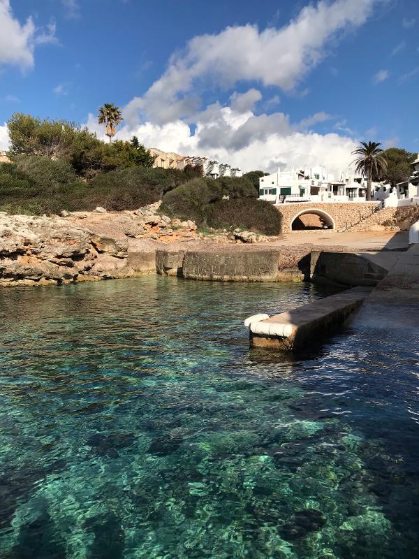 Bucht mit klarem Wasser im Menorca Urlaub mit Kindern All Inclusive 