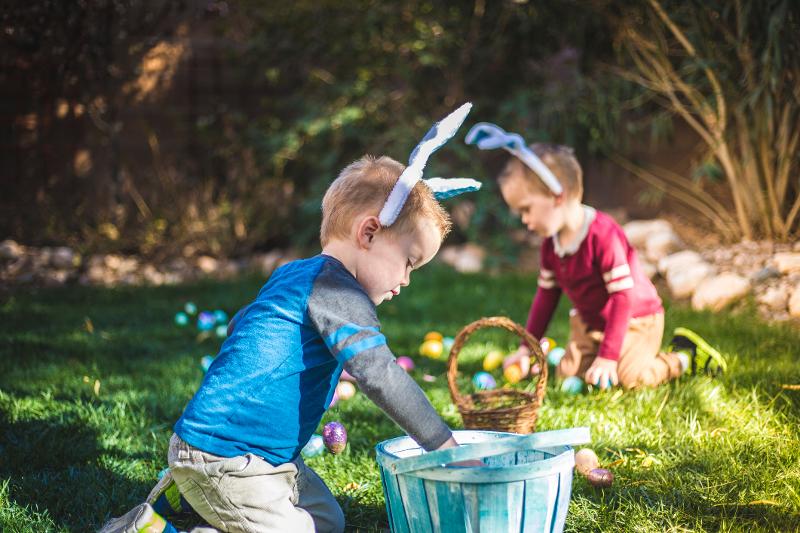 Kinder suchen im Grass Ostereier