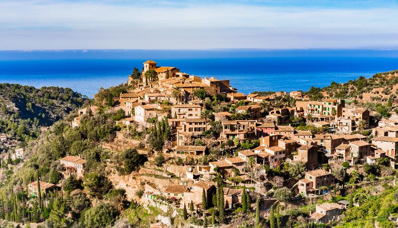Ansicht eines Dorfs im Palma de Mallorca Urlaub mit Kindern