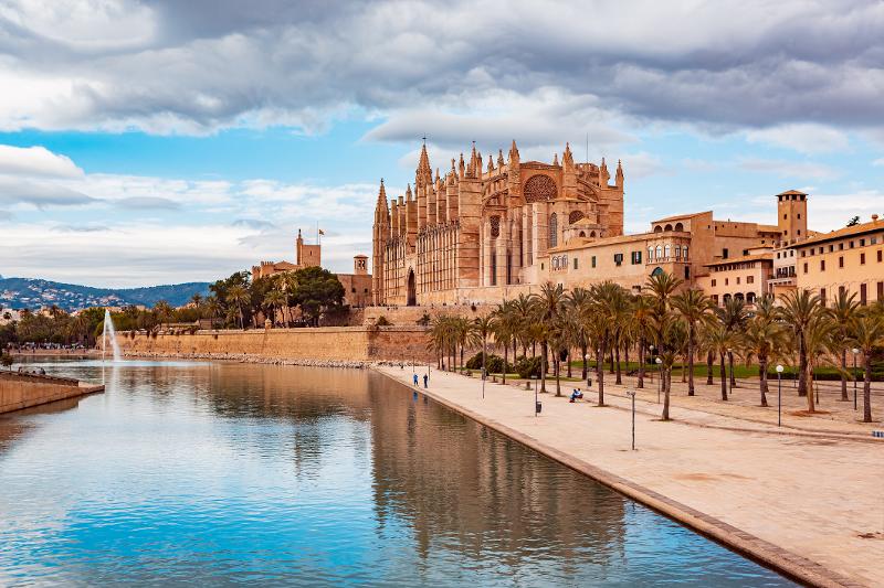 Ansicht einer Kathedrale im Palma de Mallorca Urlaub mit Kindern