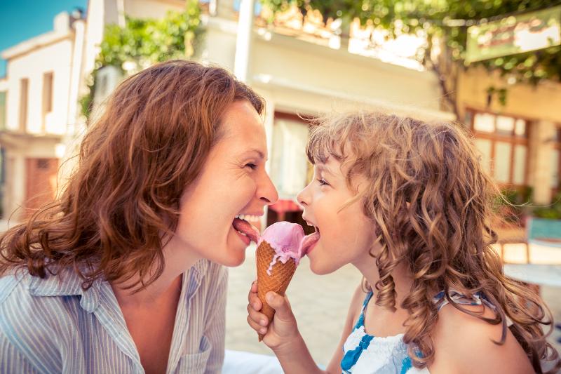 Mutter und Tochter schlecken ein Eis auf Pauschalreise Familie Mallorca