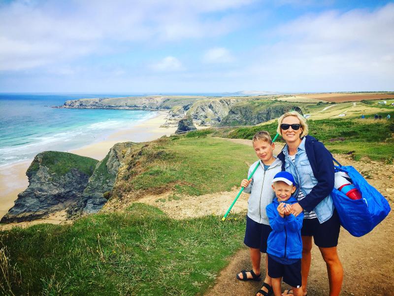 Familie im Grünen an einer Küste am Meer