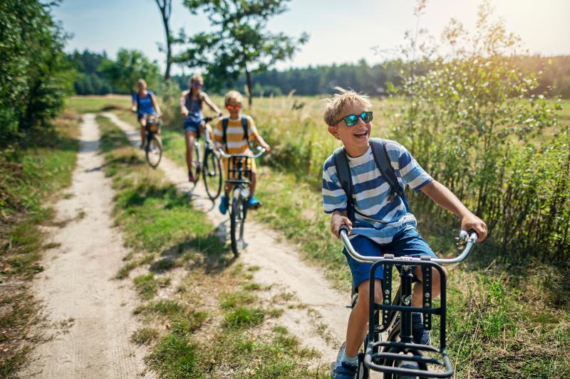 Eine Gruppe von Kindern ist auf dem Fahrrad unterwegs ist und die Natur für sich erkundigt