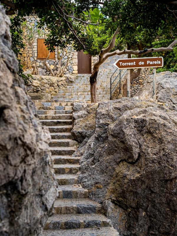 Treppe zu einer Schlucht bei Reisen mit Kindern Mallorca