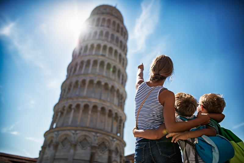 Mutter und zwei Kinder schauen sich auf ihrer Familiensprachreise den schiefen Turm von Pisa an
