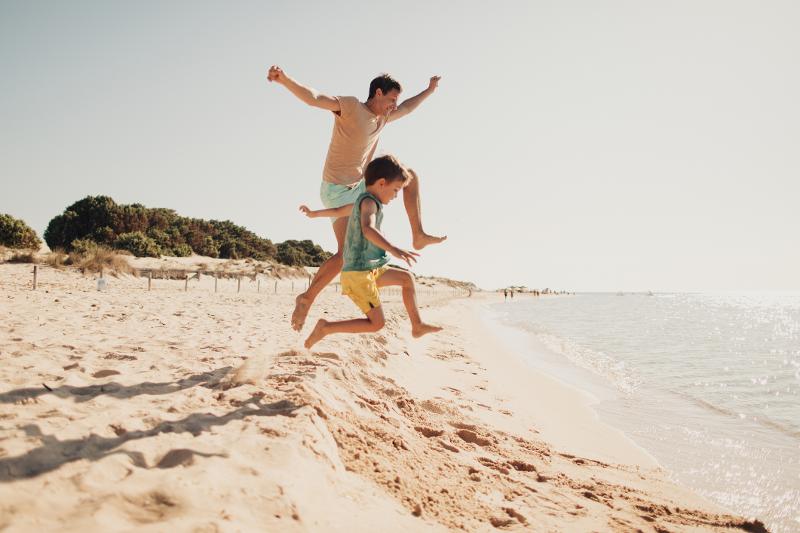  Kinder haben Spaß am Strand im Strandurlaub Italien mit Kindern