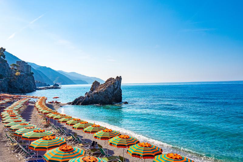  Sandstrand und blaues Meer im Strandurlaub Italien mit Kindern