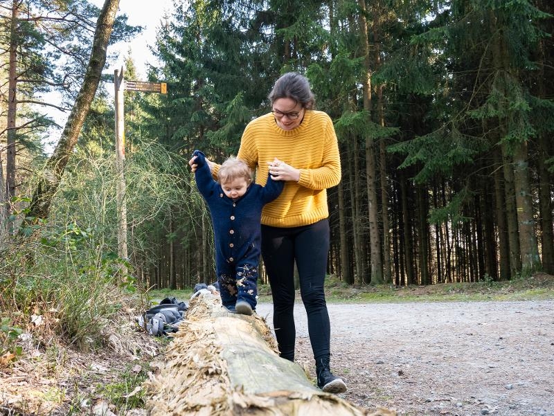Kind lernt balancieren gemeinsam mit seiner Mutter im All Inclusive Urlaub in Deutschland mit Kindern