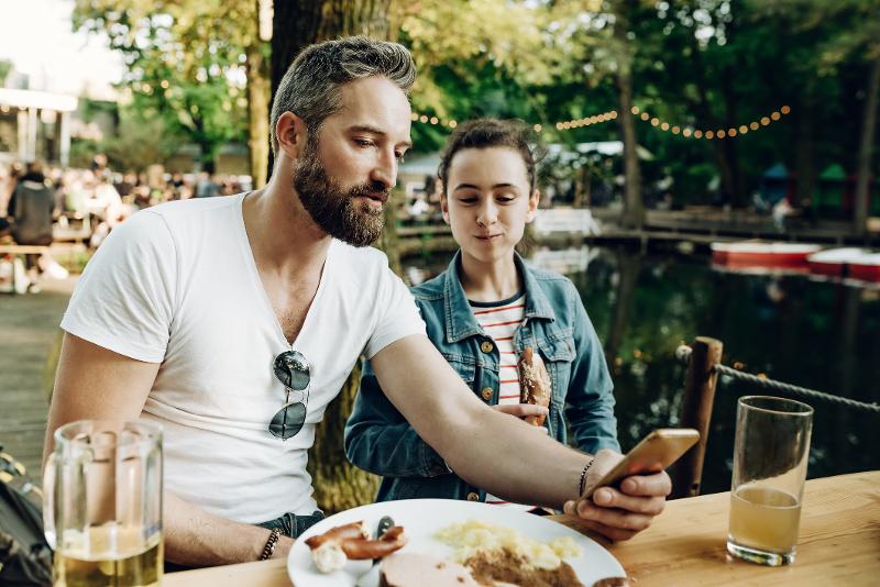 Vater und Tochter genießen ihre Mahlzeit zusammen im All Inclusive Urlaub in Deutschland mit Kindern