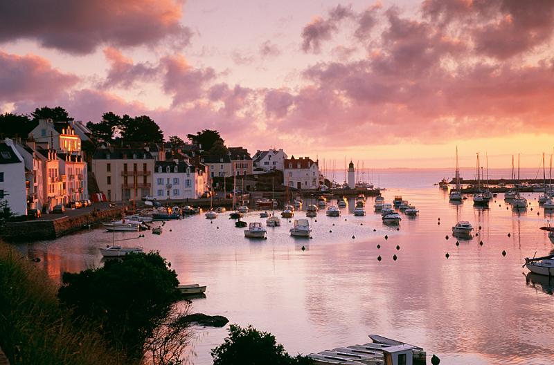  Atemberaubender Sonnenuntergang über einem kleinen Hafen im Urlaub in Frankreich mit Kindern am Meer