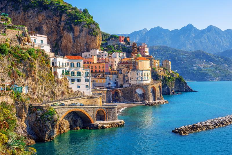  Die schöne Küste mit blauem Meer und bunten Häusern im Urlaub in Italien mit Kindern und Auto