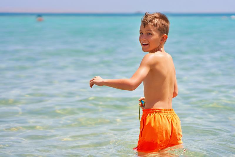 Ein Kind läuft ins Meer im Urlaub mit Kindern Ägypten 