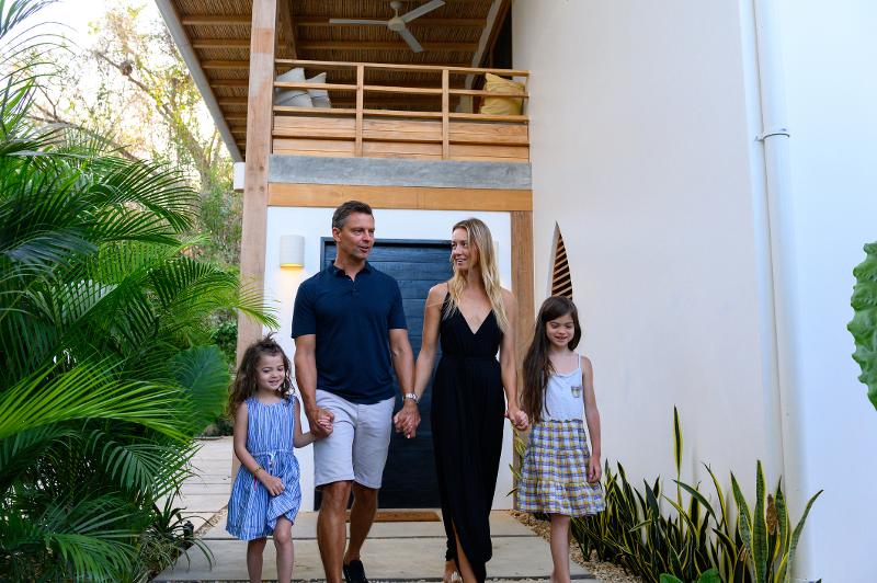 Familie spaziert Hand in Hand zum Eingang ihres Urlaub mit Kindern All Inclusive Resorts.