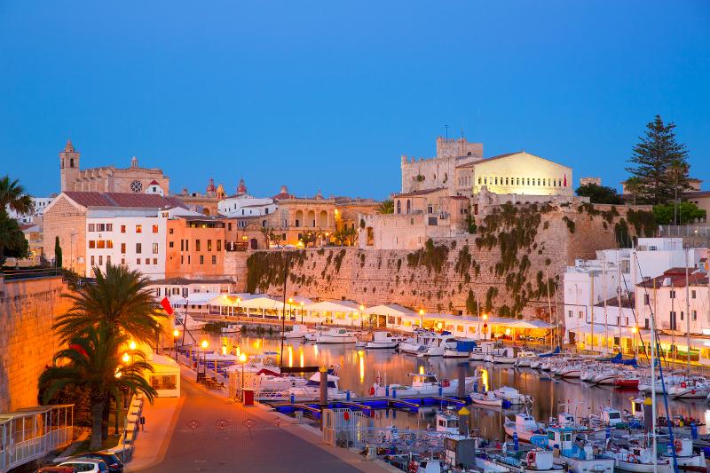 Groß und Klein genießen im Urlaub mit Kindern Menorca die gemütliche Abendstimmung