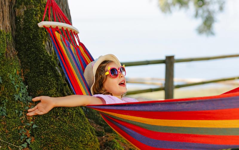 Kind liegt im Urlaub mit Kindern Menorca in einer Hängematte