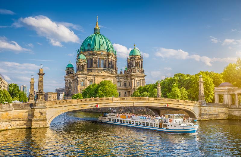  Eine Bootstour auf der Spree mit dem Berliner Dom im Hintergrund