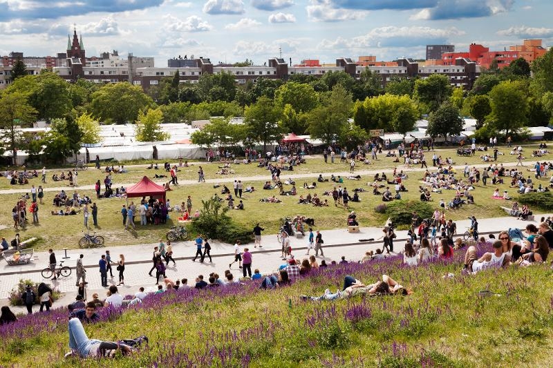 Menschen entspannen und genießen die Freizeit im Mauerpark in Berlin