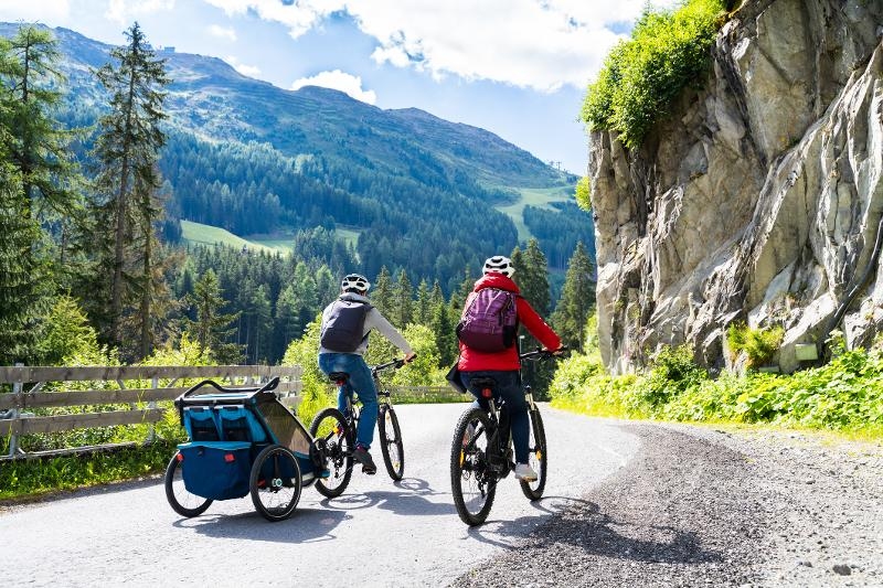 Fahrradfahrer fahren durch Berglandschaften im Urlaub mit Kindern in Deutschland