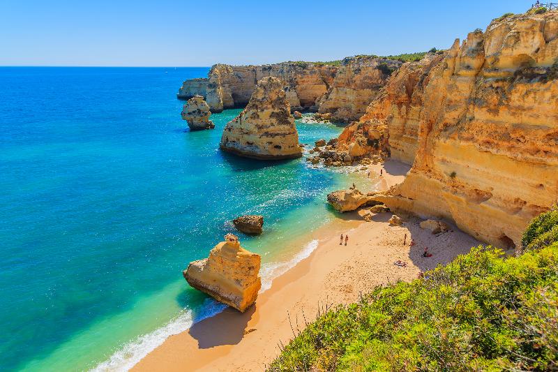 Aussicht auf eine Bucht in Portugal mit Sandstrand, Meer und verschiedenen Felsformationen im Urlaub mit Kindern Europa Strand