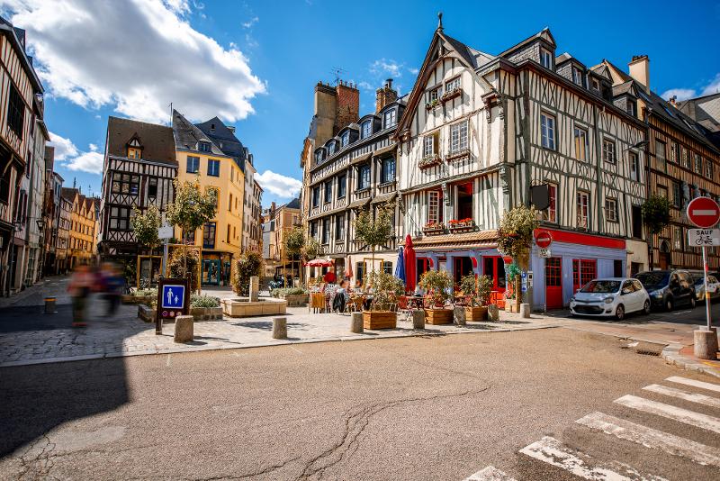  Bunte Altstadt mit vielen Fachwerkhäusern im Urlaub mit Kindern Frankreich Normandie