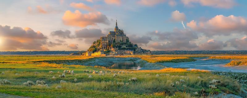 Bunte Wiesen- und Seenlandschaft mit gigantischer Burg im Hintergrund im Urlaub mit Kindern Frankreich Normandie 