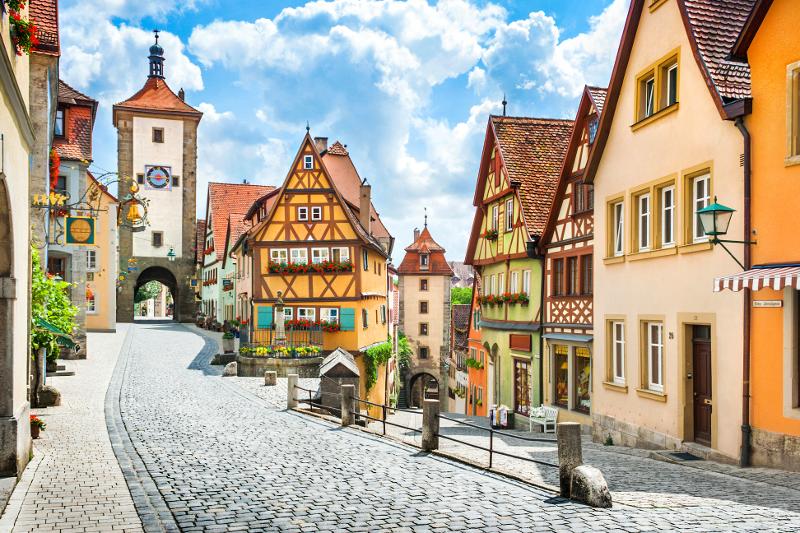 Ein altes Dorf mit bunten Häusern und Holzverzierungen im Urlaub mit Kindern in Bayern