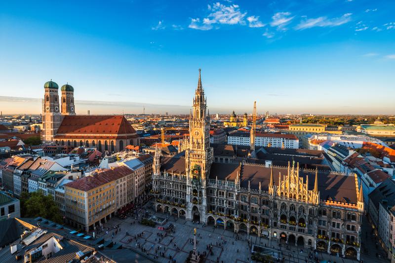 Aussicht auf den Marienplatz in München bei schönen Wetter im Urlaub mit Kindern in Bayern