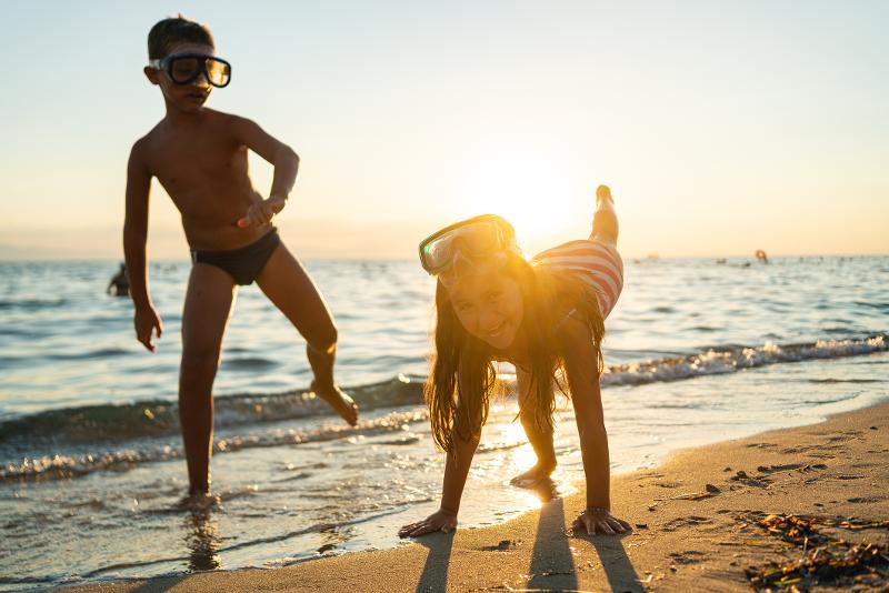  Zwei Kinder haben Spaß im Wasser im Urlaub mit Kindern in Italien am Meer günstig