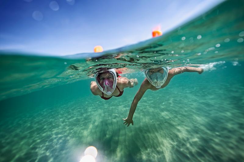  Ein Paar taucht im Meer im Urlaub mit Kindern in Italien am Meer günstig