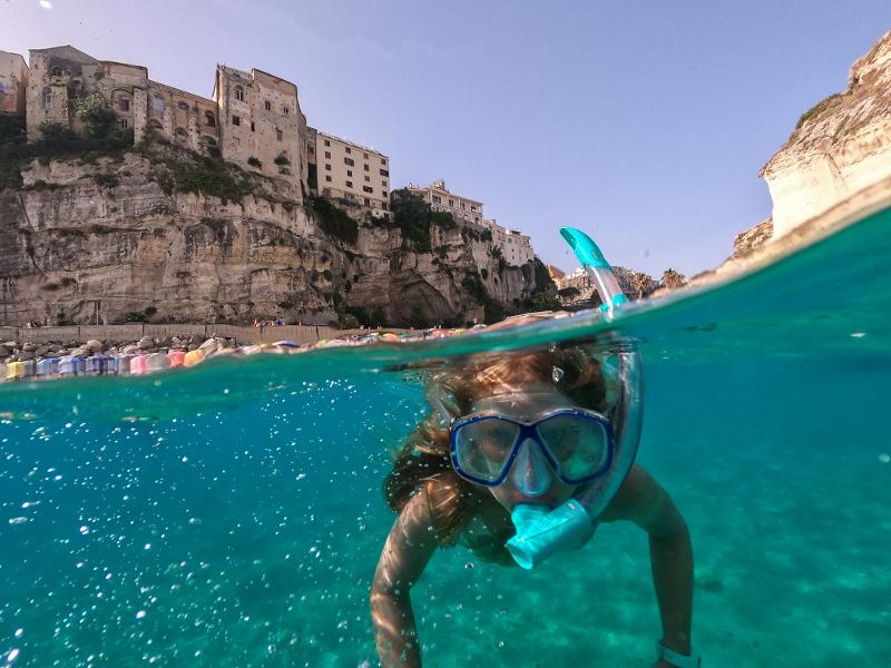  Ein Kind taucht unter Wasser im Italien Urlaub mit Kindern am Meer