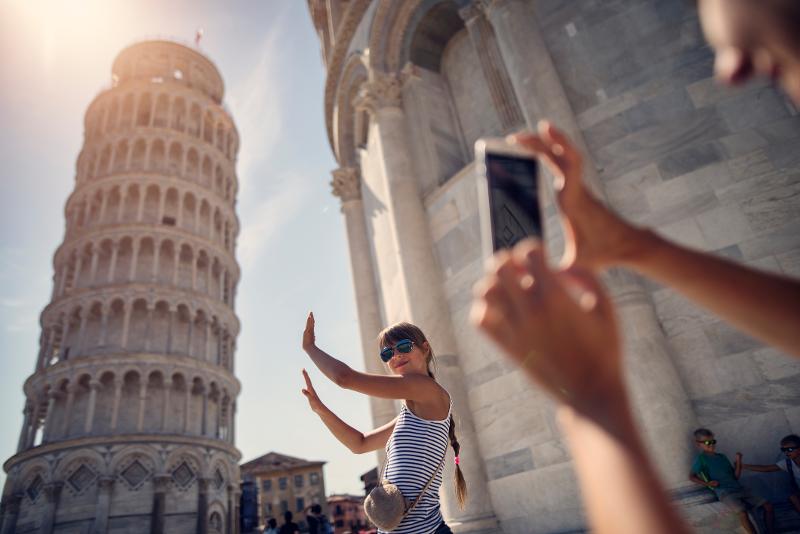 Gemeinsam Posen vor dem Schiefen Turm von Pisa im Urlaub mit Kindern Italien