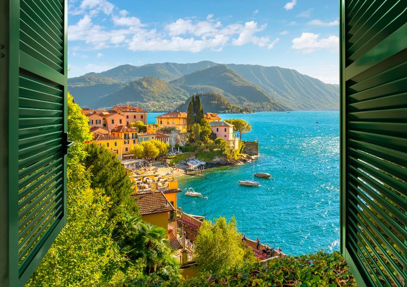 Blick aufs blaue Meer an der Küste im Urlaub mit Kindern Italien am Strand