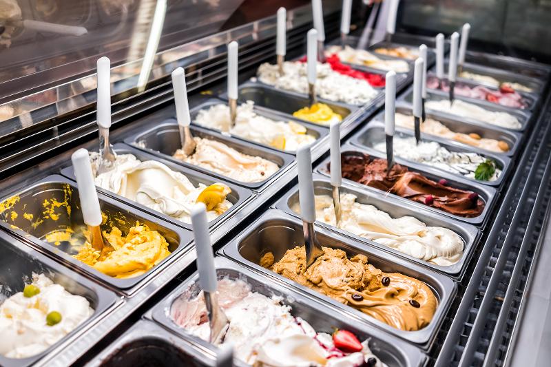 Eisdiele mit vielen leckeren Sorten im Urlaub mit Kindern Italien am Strand