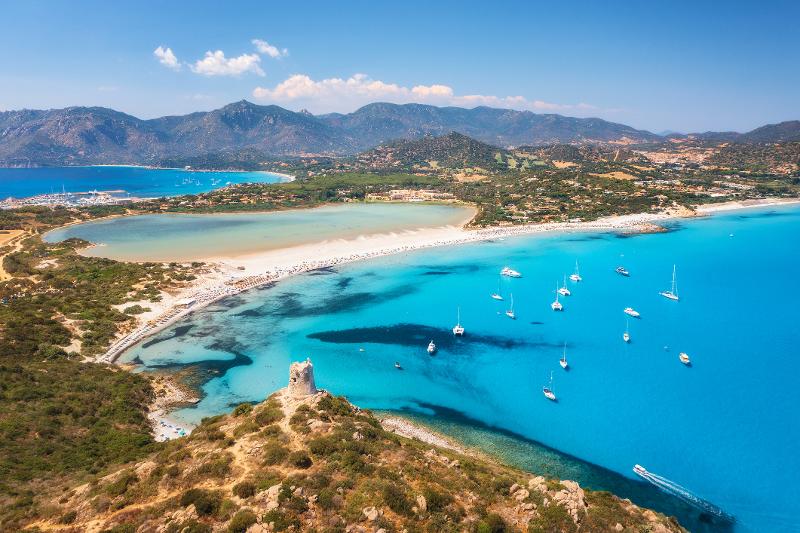 Blaues Wasser und weiße Strände auf Sardinien im Urlaub mit Kindern Italien am Strand